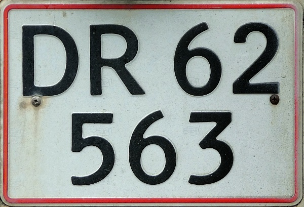 Denmark former private car double line rear plate series close-up DR 62563.jpg (148 kB)