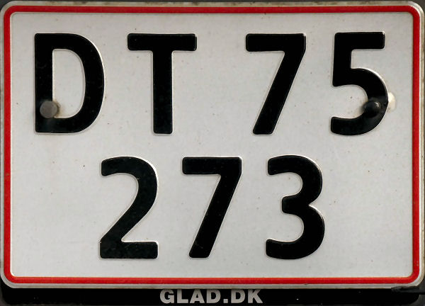 Denmark former private car double line rear plate series close-up DT 75273.jpg (78 kB)