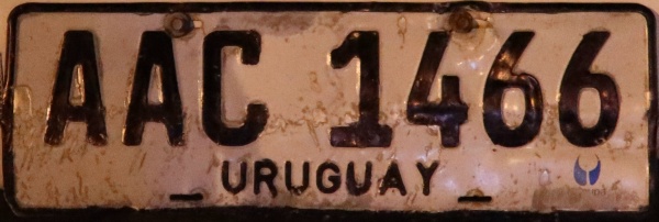Uruguay normal series former style close-up AAC 1466.jpg (70 kB)